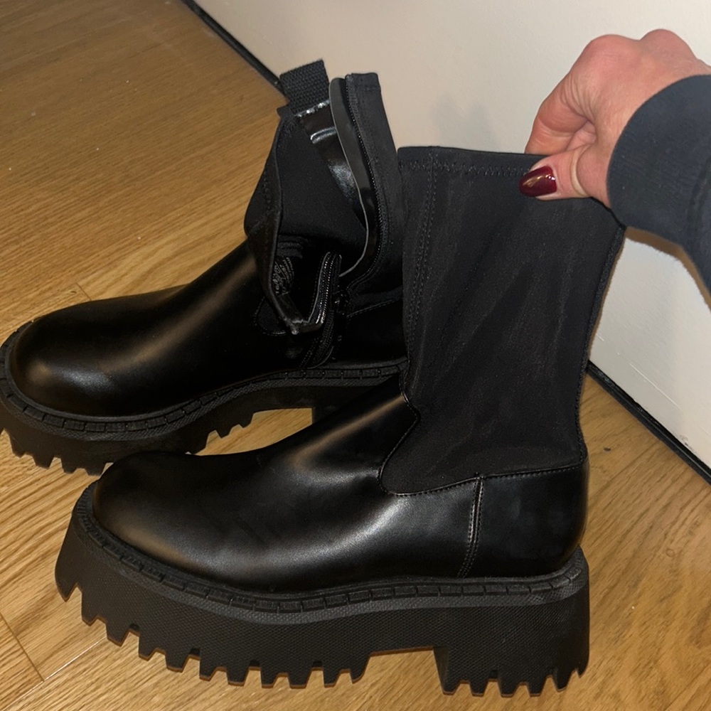 NWOT Zara sock style platform chelsea boots